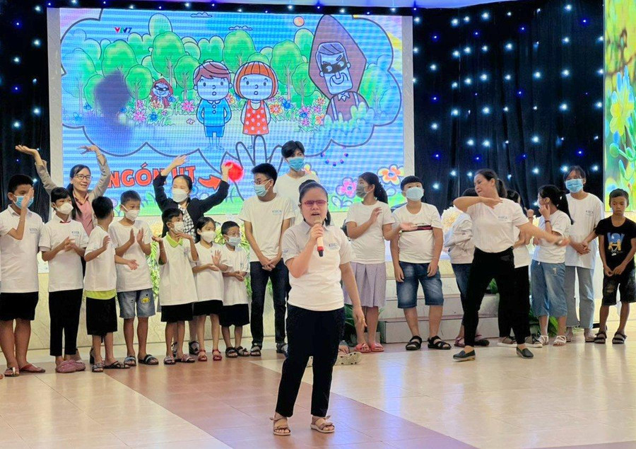 Trẻ khuyết tật thể hiện năng khiếu văn nghệ tại chương trình giao lưu.