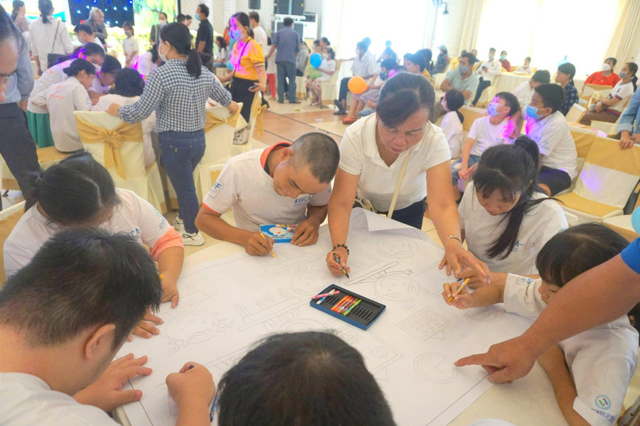 Các trẻ khuyết tật vẽ tranh tại chương trình giao lưu.