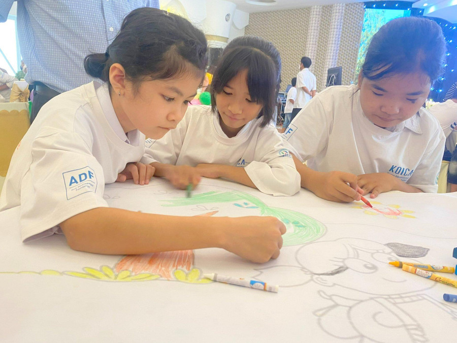 Các trẻ em được thể hiện ý tưởng và sự sáng tạo của mình.