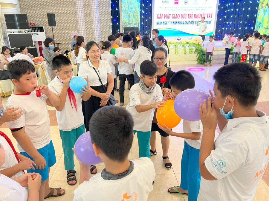 Các trò chơi vui nhộn tăng sự tự tin cho trẻ khuyết tật.