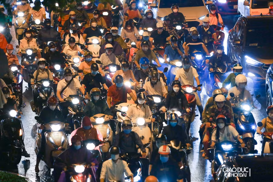 Hà Nội: Nhiều tuyến phố tắc nghẹt sau cơn mưa lớn ảnh 6