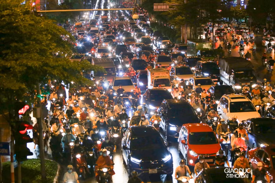 Khoảng 18h, tại đường Trường Chinh lượng phương tiện rất đông.