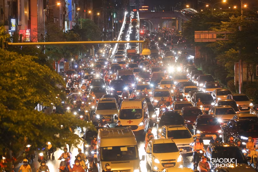 Hàng dài các phương tiện nối đuôi nhau tại khu vực đường Trường Chinh hàng giờ đồng hồ.