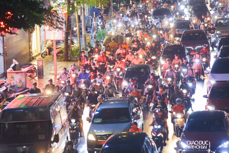 Tình trạng tương tự cũng diễn ra tại tuyến đường Tây Sơn- Nguyễn Lương Bằng.