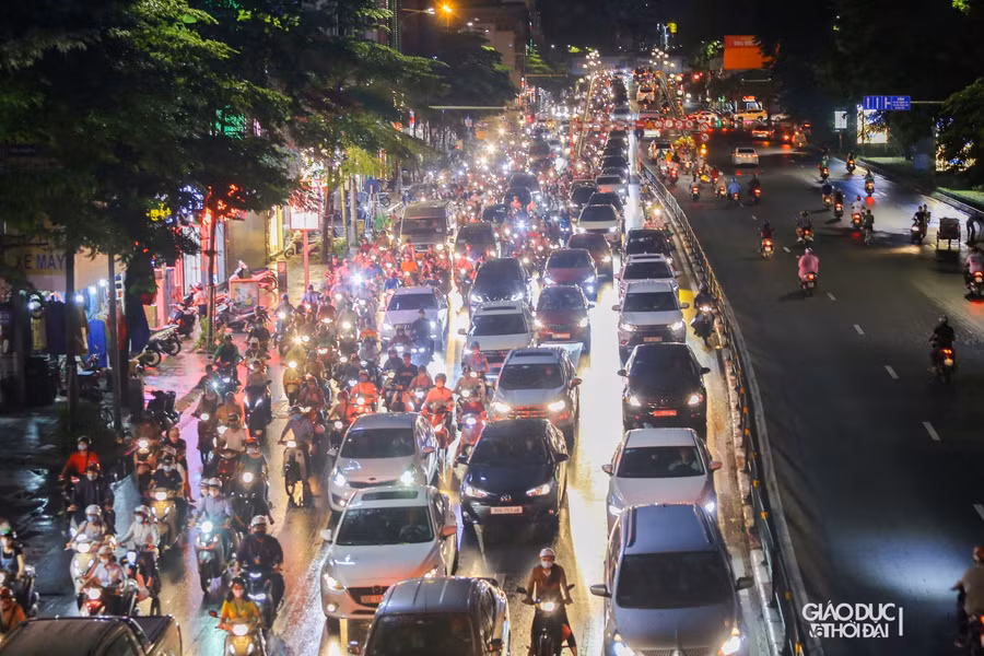 Hà Nội: Nhiều tuyến phố tắc nghẹt sau cơn mưa lớn ảnh 9