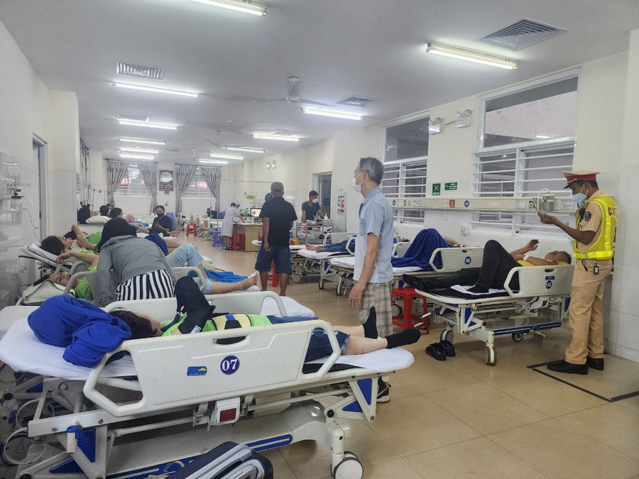 Các bác sĩ Bệnh viện Đa khoa Thiện Hạnh đang tích cực cấp cứu cho người bị thương. (Ảnh: TT) Các bác sĩ Bệnh viện Đa khoa Thiện Hạnh đang tích cực cấp cứu cho người bị thương. (Ảnh: TT)