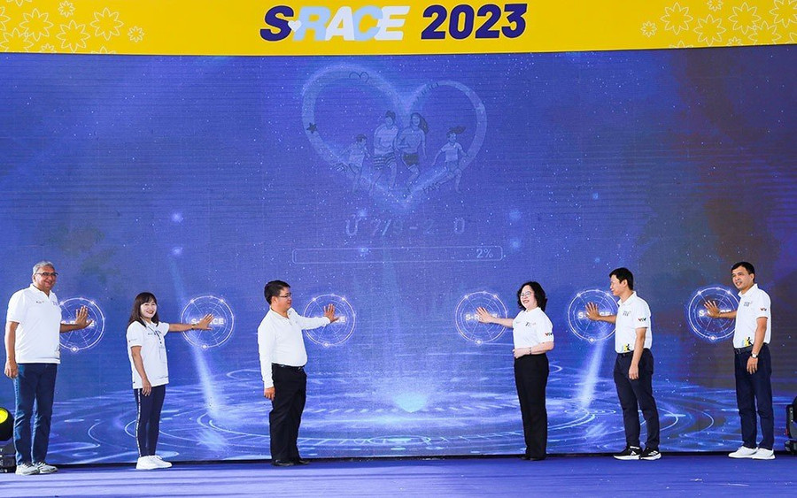 Thứ trưởng Ngô Thị Minh và các đại biểu kích hoạt S-Race Online x Family dành cho học sinh, sinh viên (ảnh: TT). Thứ trưởng Ngô Thị Minh và các đại biểu kích hoạt S-Race Online x Family dành cho học sinh, sinh viên (ảnh: TT).