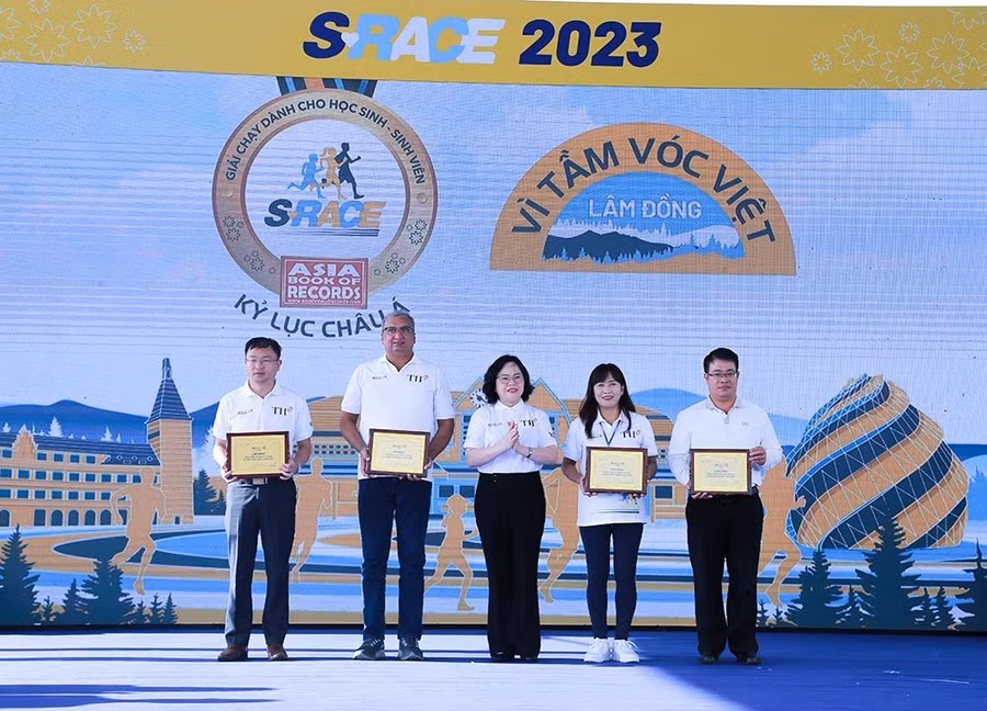 Thứ trưởng Ngô Thị Minh trao Giấy chứng nhận cho các đơn vị tổ chức giải (ảnh: TT).