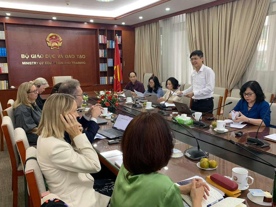 Vụ trưởng Vụ GDMN Nguyễn Bá Minh trình bày báo cáo với WB. Vụ trưởng Vụ GDMN Nguyễn Bá Minh trình bày báo cáo với WB.