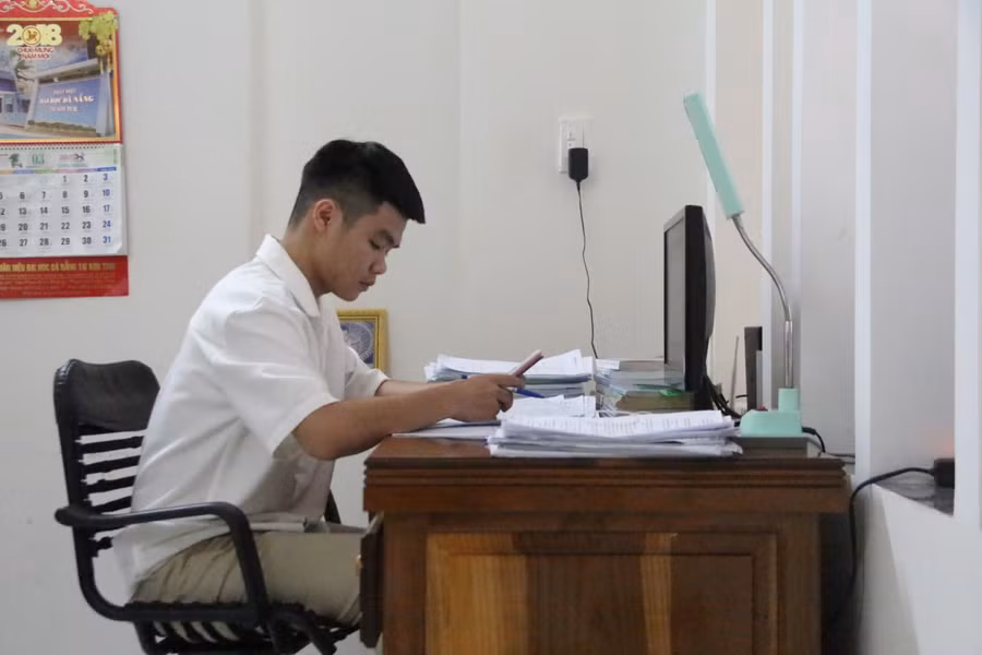 Trong thời gian tạm nghỉ để phòng, chống dịch Covid-19 học sinh lớp 12 ôn tập trực tuyến tại nhà.