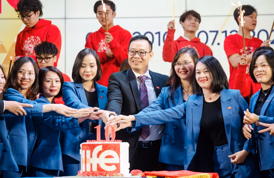 Tập thể lãnh đạo, cán bộ cắt bánh mừng sinh nhật 10 năm tuổi của Viện