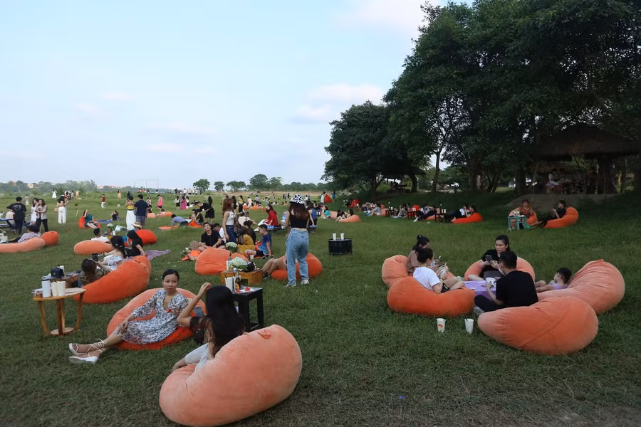 Nhiều người trong số này không đeo khẩu trang, thực hiện yêu cầu về khoảng cách bất chấp dịch bệnh.