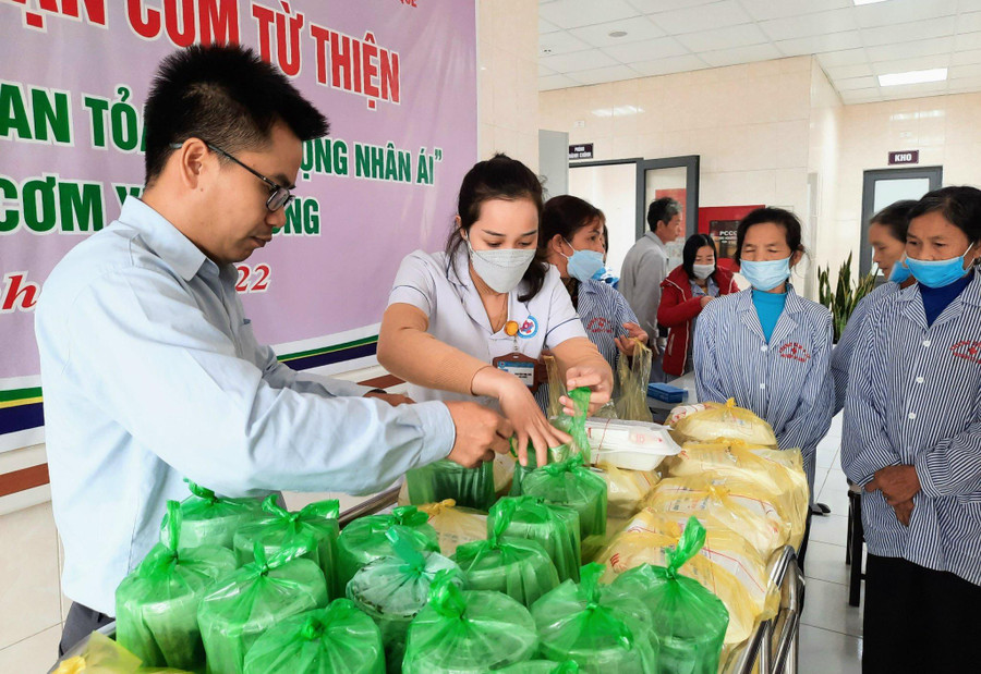 Hơn 100 suất ăn được trao cho các bệnh nhân trong đợt này. Hơn 100 suất ăn được trao cho các bệnh nhân trong đợt này.