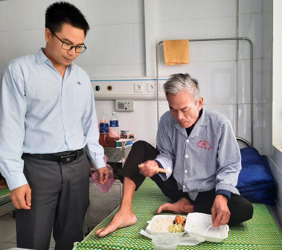 Các suất ăn nhằm chia sẻ khó khăn và động viên tinh thần các bệnh nhân yên tâm điều trị. Các suất ăn nhằm chia sẻ khó khăn và động viên tinh thần các bệnh nhân yên tâm điều trị.