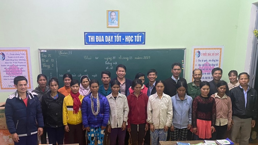 Học viên chụp hình kỉ niệm cùng giáo viên.