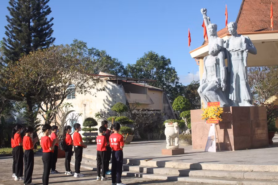 Học sinh trường Tiểu học – THCS Trường Sa thăm, viếng Ngục Kon Tum nhân ngày thành lập Quân đội nhân dân Việt Nam.