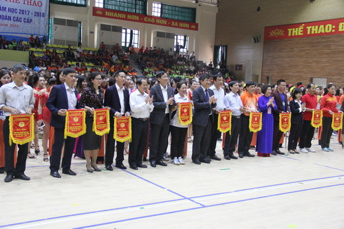 Ban tổ chức tặng cờ lưu niệm cho các đơn vị tham gia Ban tổ chức tặng cờ lưu niệm cho các đơn vị tham gia