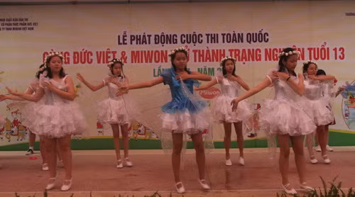 Học sinh Trường THCS Phan Chu Trinh biểu diễn văn nghệ chào mừng lễ phát động Cuộc thi. Ảnh: Sỹ Điền 