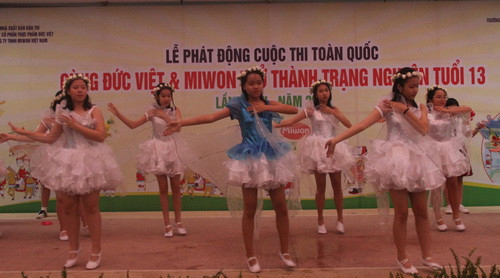 Học sinh Trường THCS Phan Chu Trinh biểu diễn văn nghệ chào mừng lễ phát động Cuộc thi. Ảnh: Sỹ Điền 