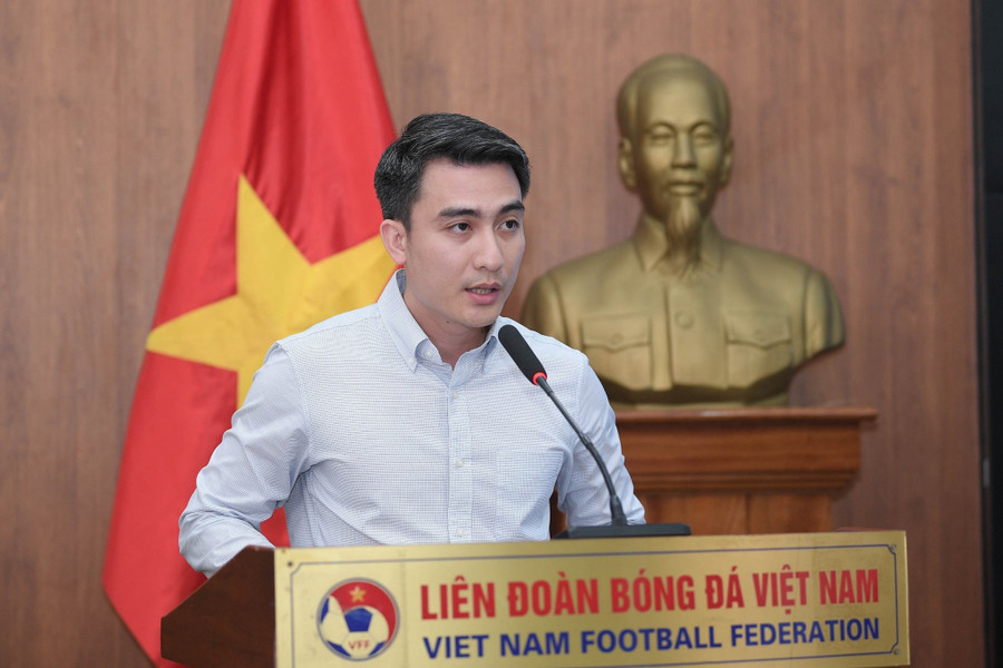 Tại sự kiện, ông Trần Anh Minh - Phó Tổng Giám đốc Công ty Cổ phần Tập đoàn Thái Sơn Nam cho biết: 'Công ty CP Tập đoàn Thái Sơn Nam hy vọng sẽ đồng hành lâu dài với giải đấu. Chúng tôi cũng cảm ơn Liên đoàn bóng đá Việt Nam đã tin tưởng chọn Thái Sơn Nam là nhà tài trợ chính'. Tại sự kiện, ông Trần Anh Minh - Phó Tổng Giám đốc Công ty Cổ phần Tập đoàn Thái Sơn Nam cho biết: 'Công ty CP Tập đoàn Thái Sơn Nam hy vọng sẽ đồng hành lâu dài với giải đấu. Chúng tôi cũng cảm ơn Liên đoàn bóng đá Việt Nam đã tin tưởng chọn Thái Sơn Nam là nhà tài trợ chính'.