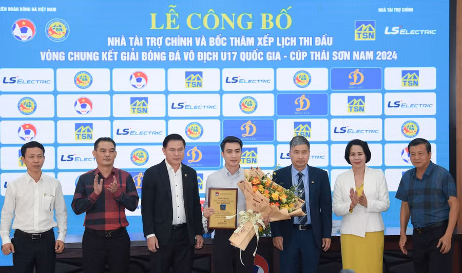'Vì vậy, VCK Giải bóng đá Vô địch U17 quốc gia – Cúp Thái Sơn Nam 2024 hứa hẹn sẽ mang tới cho người hâm mộ những trận cầu sôi động, qua đó tạo ra sân chơi giàu sức cạnh tranh giữa các tài năng bóng đá trẻ của nước nhà', ông Dương Nghiệp Khôi nhấn mạnh.