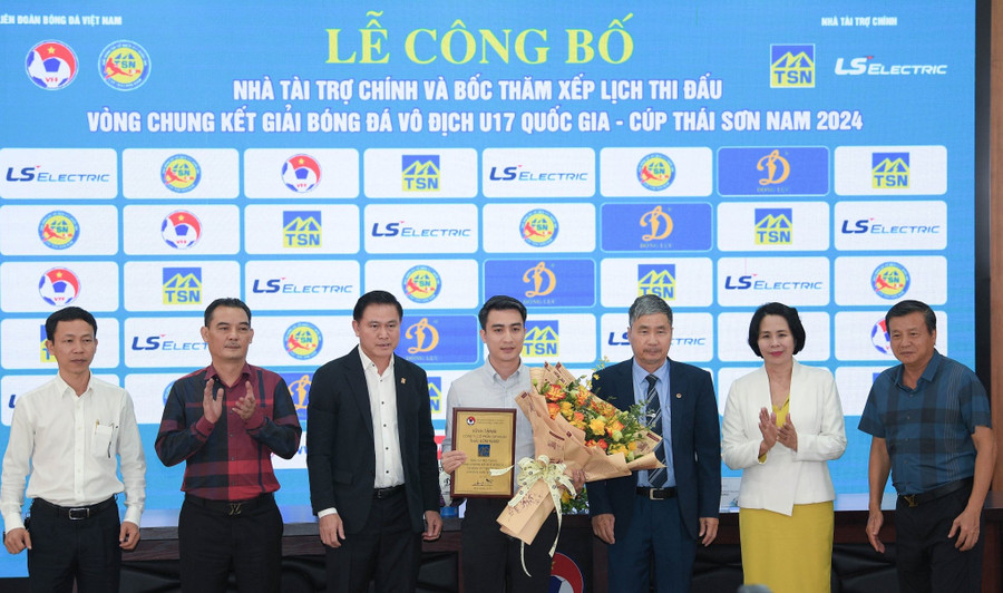 'Vì vậy, VCK Giải bóng đá Vô địch U17 quốc gia – Cúp Thái Sơn Nam 2024 hứa hẹn sẽ mang tới cho người hâm mộ những trận cầu sôi động, qua đó tạo ra sân chơi giàu sức cạnh tranh giữa các tài năng bóng đá trẻ của nước nhà', ông Dương Nghiệp Khôi nhấn mạnh. 'Vì vậy, VCK Giải bóng đá Vô địch U17 quốc gia – Cúp Thái Sơn Nam 2024 hứa hẹn sẽ mang tới cho người hâm mộ những trận cầu sôi động, qua đó tạo ra sân chơi giàu sức cạnh tranh giữa các tài năng bóng đá trẻ của nước nhà', ông Dương Nghiệp Khôi nhấn mạnh.