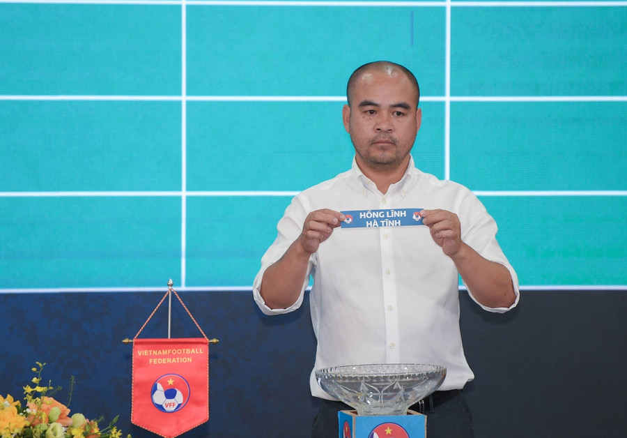 Theo kết quả bốc thăm, bảng A có sự góp mặt của chủ nhà U17 Bà Rịa Vũng Tàu, PVF, SLNA và Đồng Tháp. U17 Hà Nội, HAGL, TPHCM, Tây Ninh là 4 đội nằm ở bảng B còn bảng C là cuộc so tài giữa các đội: Phù Đổng, Hồng Lĩnh Hà Tĩnh, Thể Công Viettel, Bình Dương. Theo kết quả bốc thăm, bảng A có sự góp mặt của chủ nhà U17 Bà Rịa Vũng Tàu, PVF, SLNA và Đồng Tháp. U17 Hà Nội, HAGL, TPHCM, Tây Ninh là 4 đội nằm ở bảng B còn bảng C là cuộc so tài giữa các đội: Phù Đổng, Hồng Lĩnh Hà Tĩnh, Thể Công Viettel, Bình Dương.