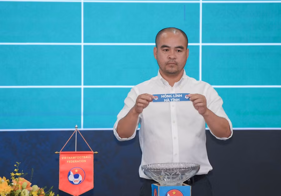 Theo kết quả bốc thăm, bảng A có sự góp mặt của chủ nhà U17 Bà Rịa Vũng Tàu, PVF, SLNA và Đồng Tháp. U17 Hà Nội, HAGL, TPHCM, Tây Ninh là 4 đội nằm ở bảng B còn bảng C là cuộc so tài giữa các đội: Phù Đổng, Hồng Lĩnh Hà Tĩnh, Thể Công Viettel, Bình Dương.