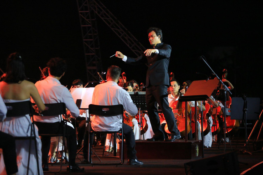 Chỉ huy dàn nhạc Nguyễn Khắc Thành.