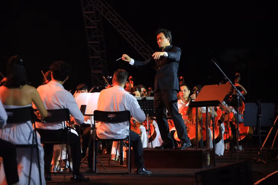 Chỉ huy dàn nhạc Nguyễn Khắc Thành.