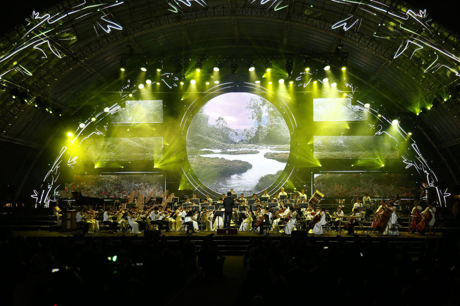 Chương trình quy tụ gần 300 nghệ sỹ cùng tham gia biểu diễn suốt hơn 2 giờ đồng hồ.