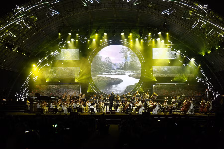 Chương trình quy tụ gần 300 nghệ sỹ cùng tham gia biểu diễn suốt hơn 2 giờ đồng hồ.