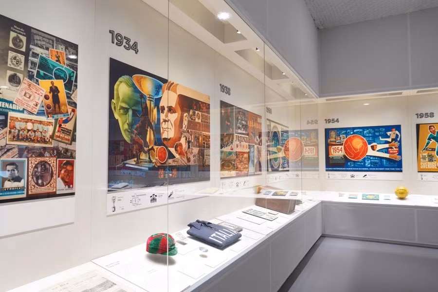 Bộ sưu tập đồ vật từ các kỳ World Cup trước được trưng bày tại Bảo tàng. Ảnh: Sorin Furcoi/Al Jazeera.