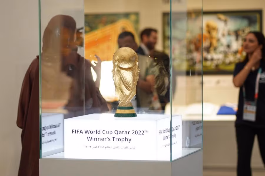 Cúp FIFA World Cup 2022 được trưng bày tại Bảo tàng. Ảnh: Sorin Furcoi/Al Jazeera.