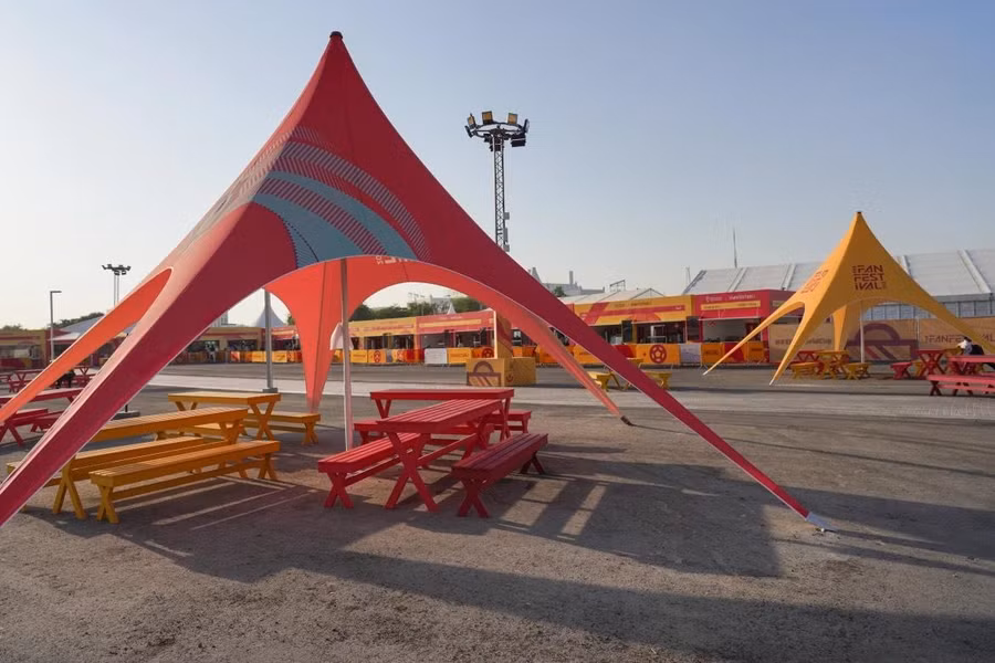 Khu vực ẩm thực mang đến những trải nghiệm độc đáo với món ăn địa phương và các món ngon quốc tế. Ảnh: Sorin Furcoi/Al Jazeera.