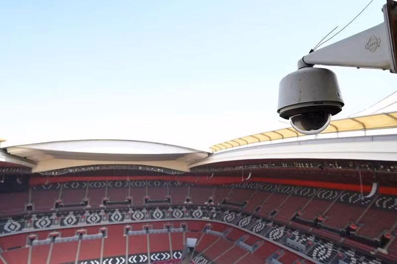 Một camera an ninh tại Sân vận động Al Bayt ở Doha. Ảnh: AFP.