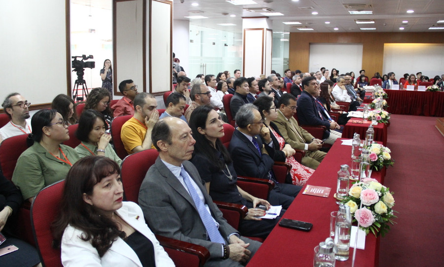 Các đại biểu tham dự hội thảo.