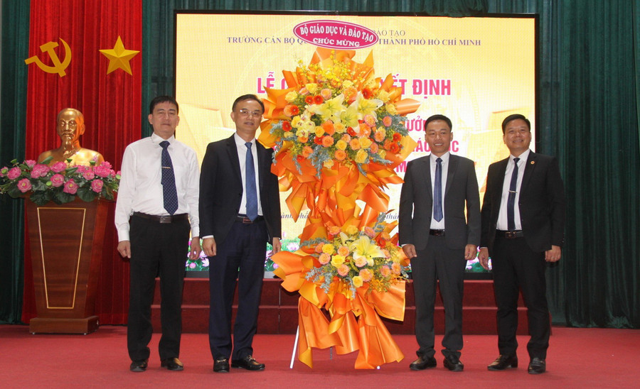 Bộ GD&ĐT tặng hoa chúc mừng cá nhân TS Vũ Đình Bảy và tập thể Trường Cán bộ quản lý giáo dục TP Hồ Chí Minh. Bộ GD&ĐT tặng hoa chúc mừng cá nhân TS Vũ Đình Bảy và tập thể Trường Cán bộ quản lý giáo dục TP Hồ Chí Minh.