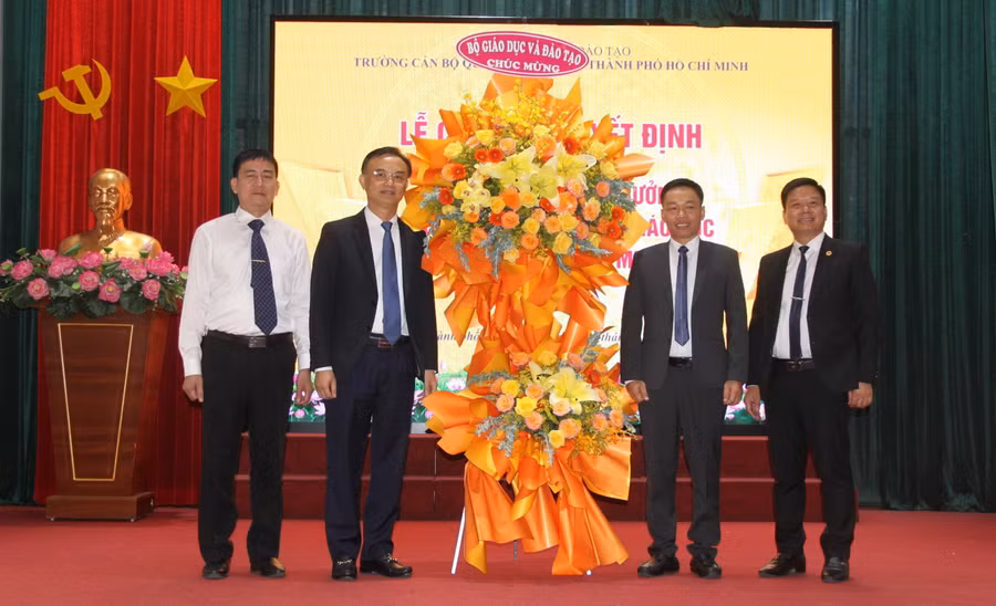 Bộ GD&amp;ĐT tặng hoa chúc mừng cá nhân TS Vũ Đình Bảy và tập thể Trường Cán bộ quản lý giáo dục TP Hồ Chí Minh.