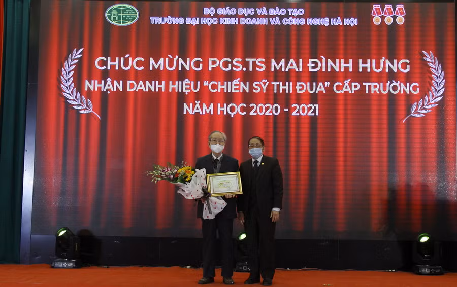 GS. TS Vũ Văn Hóa (bên phải) trao danh hiệu Chiến sĩ thi đua cấp cơ sỏ cho PGS.TS Mai Đình Hưng