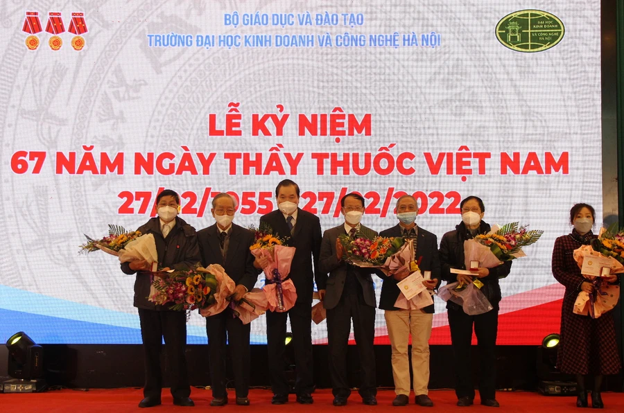 GS.TS Nguyễn Công Nghiệp – Phó Hiệu trưởng thường trực nhà trường (thứ 4 từ phải qua trái) trao Kỷ niệm chương Vì sự nghiệp giáo dục cho các nhà giáo