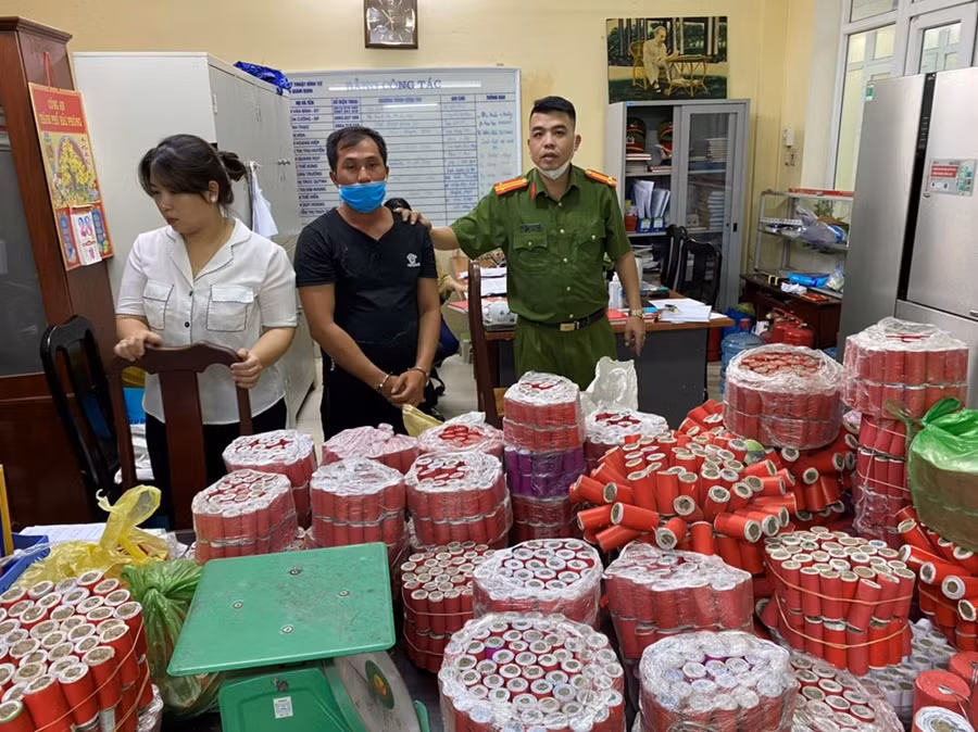 Vũ Văn Mạnh cùng khối lượng lớn pháo nổ bị cơ quan chức năng thu giữ.