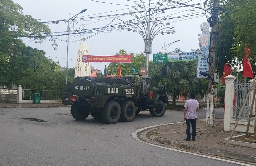 Phun hóa chất khử trùng các tuyến đường giao thông chính khu vực huyện Vĩnh Bảo.