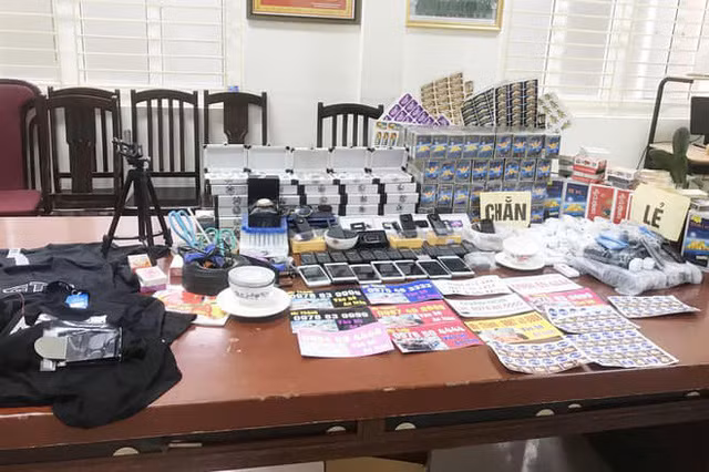 Hàng trăm thiết bị gian lận cờ bạc được cơ quan chức năng thu giữ. Ảnh: Công an Hà Nội