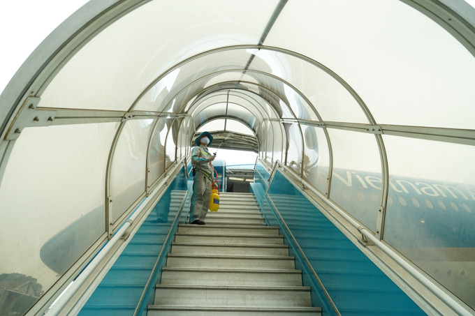 Khử trùng lan can, mui che ống lồng xe thang, vị trí hàng trăm khách tiếp xúc trên chuyến bay mỗi ngày.