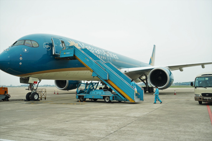 Mỗi ngày Vietnam Airlines vệ sinh hàng chục tàu bay nội địa ngay sau khi hạ cánh. Mỗi tàu bay được vệ sinh khử trùng trong 20-30 phút, tùy độ lớn, trước khi đưa trở lại khai thác.