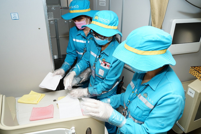 Với quy trình vệ sinh, có 3 loại khăn vệ sinh được dùng. Khăn trắng vệ sinh các bề mặt khoang hành khách, hành lý; Khăn vàng vệ sinh nhà bếp và Khăn hồng vệ sinh toilet.