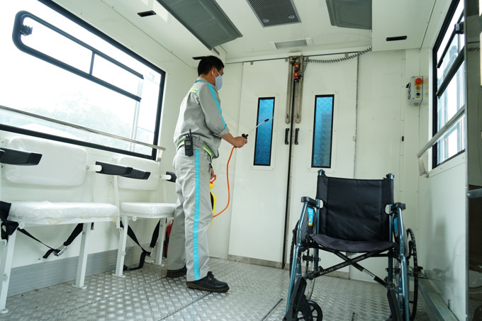 Xe phục vụ hành khách hạn chế di chuyển cũng được vệ sinh khử trùng bằng Chloramin B.