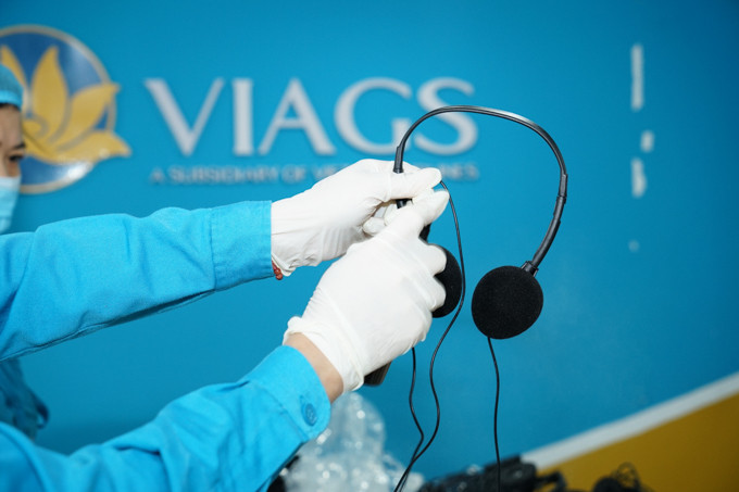 Việc vệ sinh được tập trung đặc biệt các vật dụng, vị trí khách tiếp xúc bằng tay như bàn ăn, thanh để tay, màn hình giải trí, tai nghe…