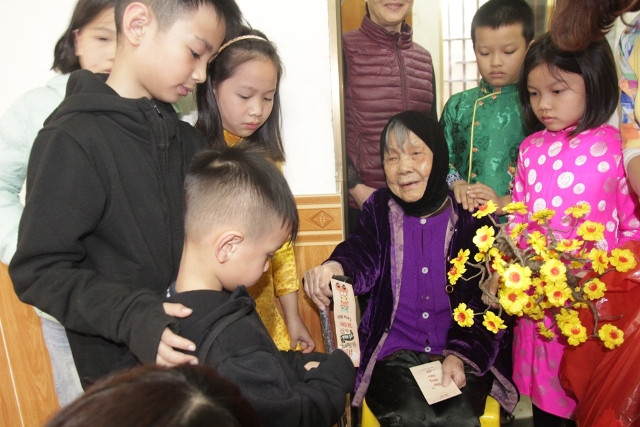 Nhiều em bé còn chuẩn bị phong bao lỳ xì để mừng tuổi các cụ già